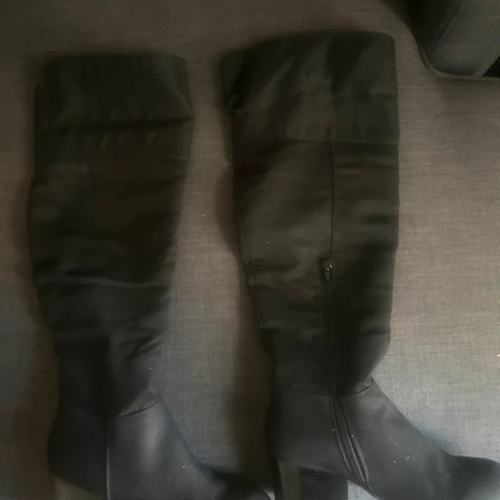 Sleek Black Heeled Boots for Women
